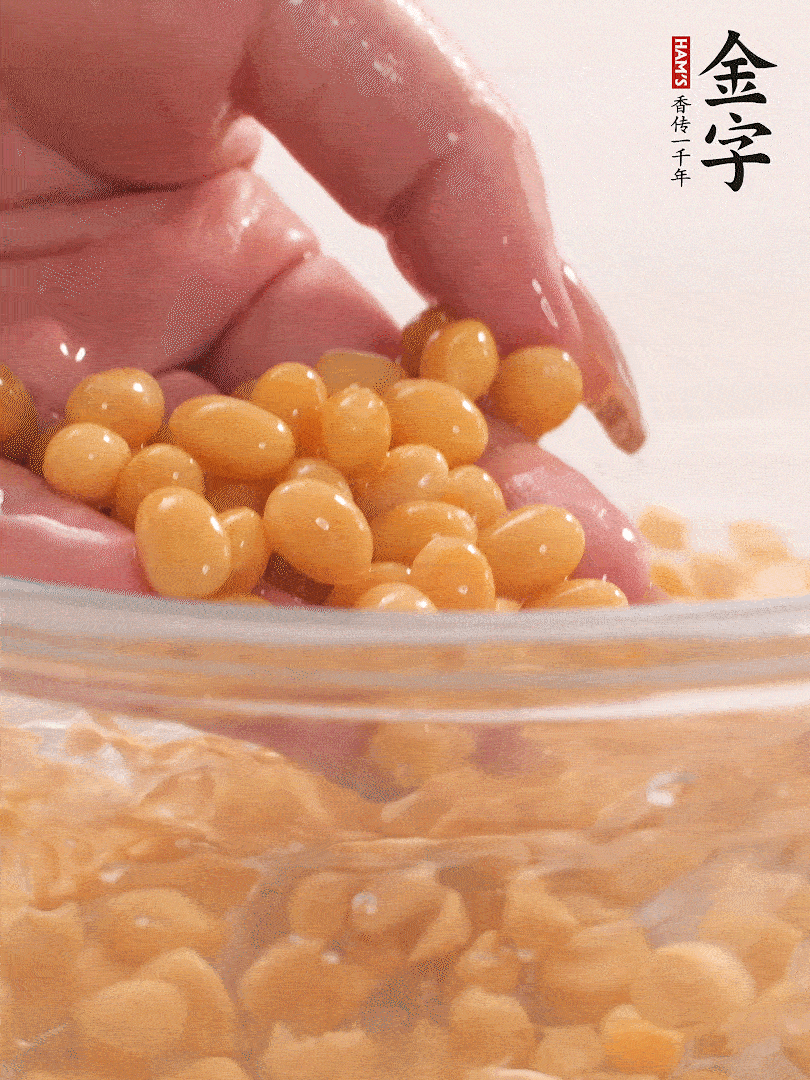 黃豆浸泡2小時，充分泡發(fā)，挑出干癟的不要。