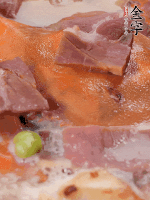 放適量料酒、清水煮到沸騰，再下蟹塊燜煮8分鐘。