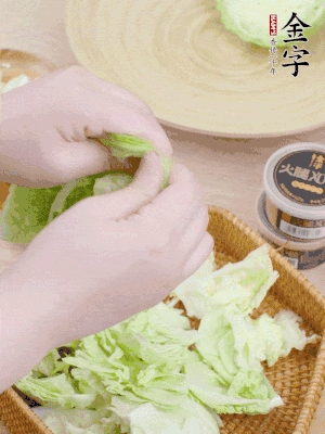 卷心菜掰成小片。