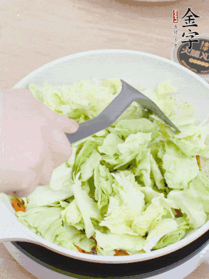 下卷心菜翻炒。