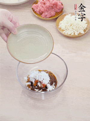 熱油起鍋，五花肉煸出油脂，表面微微發(fā)黃。