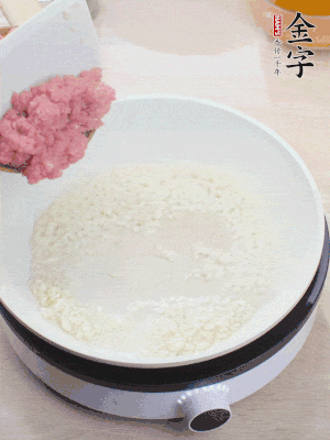 下火腿片、筍干均勻翻炒后，加2勺料酒、適量清水。