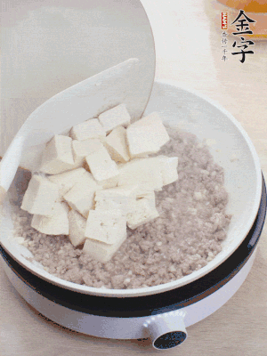 蓋蓋燉煮20分鐘后，加腐皮，撒一點枸杞。