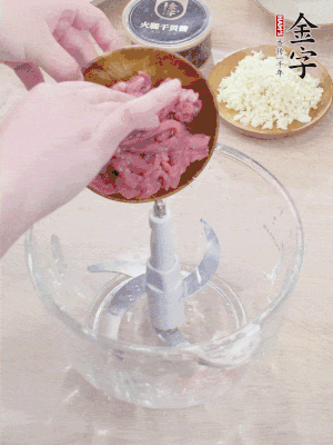牛肉攪成牛肉泥。
