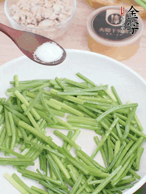 起鍋熱油，下韭菜苔炒至變色。加少許鹽。