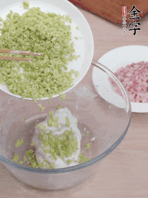 糯米粉邊揉邊加水，成團(tuán)后揉進(jìn)蠶豆、咸肉。
