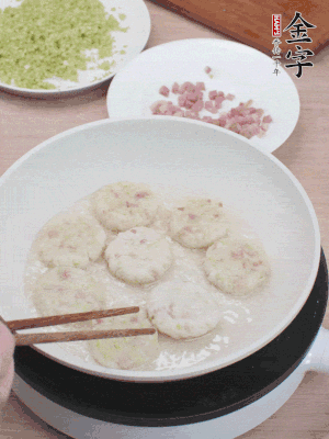 鍋中涼油，慢煎至兩面有脆殼。（油可以多一點(diǎn)）