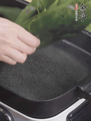 粽葉入沸水煮1分鐘，翻面再煮1分鐘，清洗干凈加水浸泡。