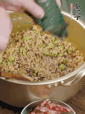 再附一張粽子，一齊向后折疊，線繩捆綁。