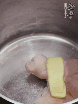 撈出洗凈后，加蔥姜、黃酒二遍焯水。