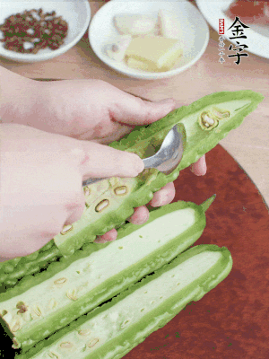 苦瓜去籽切薄片，一點(diǎn)鹽拌勻，10分鐘后沖洗控干。香蔥切蔥花、姜切末、蒜拍碎、干辣椒切圈。