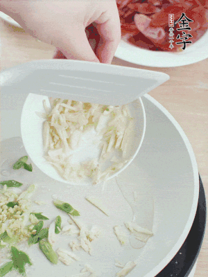 油4成熱，下蔥姜蒜、干辣椒、花椒煸出香味。