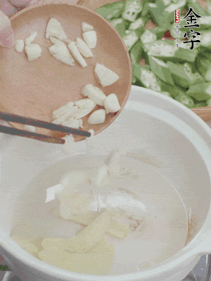 砂煲熱油，姜蒜、辣椒煸香。