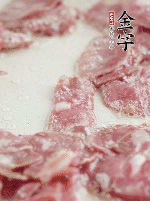 炒鍋熱油，下培根火腿煸炒。