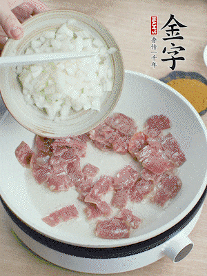 依次下洋蔥、紅菜椒、豌豆粒、玉米粒翻炒均勻。