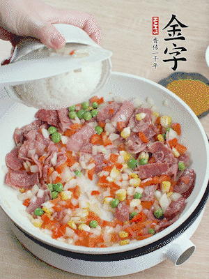 放米飯炒至顆粒分明。