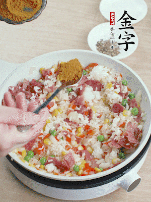 1勺咖喱粉、1/2勺鹽，少許黑胡椒碎炒均。