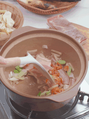 砂鍋中倒入油，放入姜片、蔥段、咸肉、海米炒出香味。