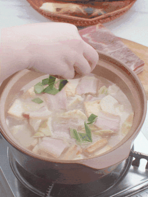 一小撮鹽、糖、雞精調(diào)味，最后撒點蒜葉點綴。