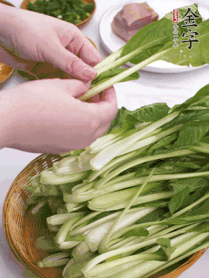 小青菜掰成一片片。