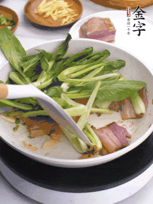下小青菜翻炒，菜梆子變軟時(shí)，撒一點(diǎn)鹽、雞精調(diào)味。