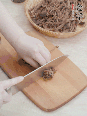 干茶樹菇浸泡過夜，去老根焯水，擠干水份。