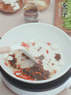 熱鍋涼油，姜蒜、辣椒、金字火腿xo醬炒香。