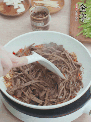 下茶樹菇煸炒4分鐘。