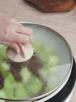 西葫蘆略出水時，加一小撮鹽調(diào)味。