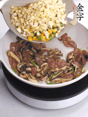 鍋里熱油，爆香蔥白，下香腸片炒至微微出油，加時(shí)蔬粒、香菇粒、春筍粒翻炒均勻。