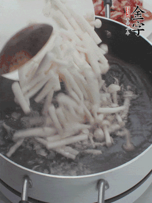 白玉菇改刀焯水30秒。