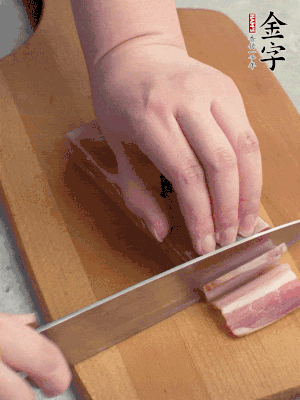 百合切去頭尾，分開洗凈;咸肉切薄片。