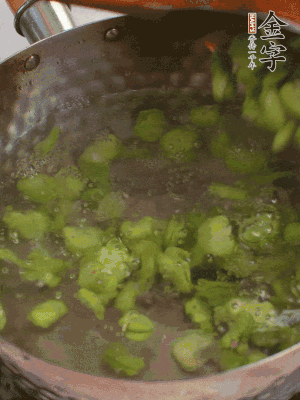 鍋中水沸，放一撮鹽，下蠶豆豆瓣焯3分鐘，下百合，3秒撈出，一起撈出瀝水。