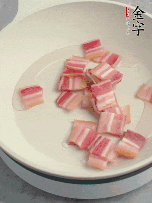 鍋中少許油，金字淡咸肉煸香。