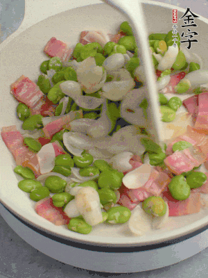 放蠶豆豆瓣、百合炒勻。