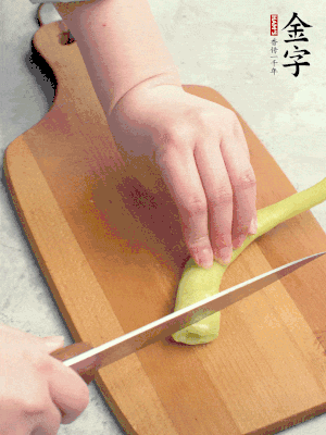 蔥切段，姜切絲，辣椒斜切成塊。