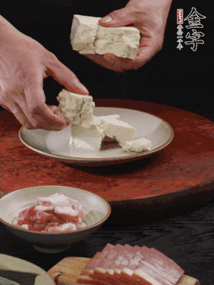 一塊老豆腐掰成大塊。