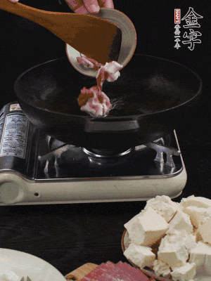 冷油潤(rùn)鍋，下五花肉煸香。