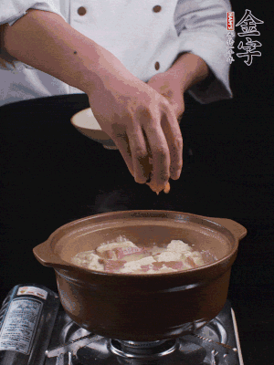 下蝦仁干，煮5分鐘。撒蒜葉，煮1分鐘。