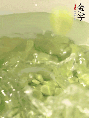 新鮮蠶豆熱水焯水30秒，然后浸入涼水。