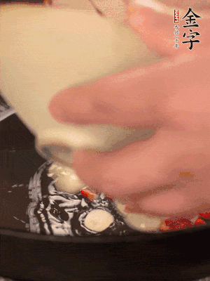 豬油潤(rùn)鍋，下辣椒、大蒜、火腿片煸香。