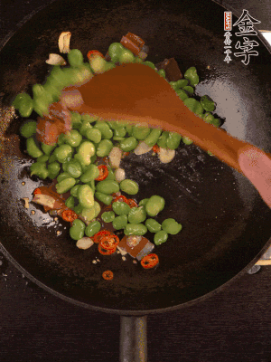 再下蠶豆煸炒，加1勺料酒調(diào)味。