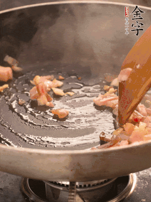 熱油爆香大蒜粒，煸香咸肉丁，淋一勺黃酒調(diào)味。
