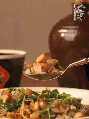 出鍋前嘗味，味淡加點(diǎn)鹽。