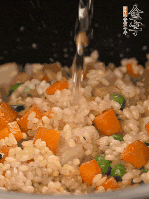 把食材轉(zhuǎn)移到電飯鍋中，倒入點清水，正常煮飯。