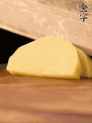 土豆去皮切丁。水開后，放入鍋中煮2-3分鐘，撈出瀝干水分。