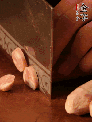 金字烤腸切圓片。