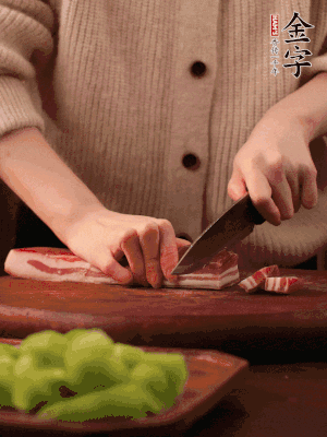 金字淡咸肉切片，冷水入鍋，加姜片、料酒略焯水。同步，五花肉切塊焯水。