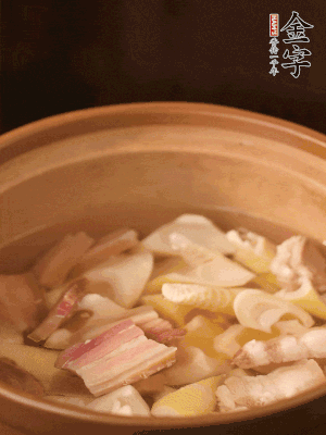 春筍、咸肉、咸肉一起入砂鍋，加姜片、料酒、清水大火煮沸到湯色變白。轉(zhuǎn)小火慢篤半小時(shí)。