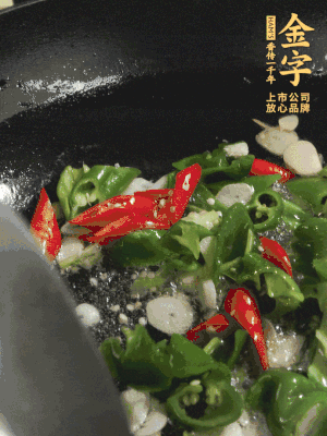 起鍋燒油，加辣椒、蒜片大火翻炒出香味。